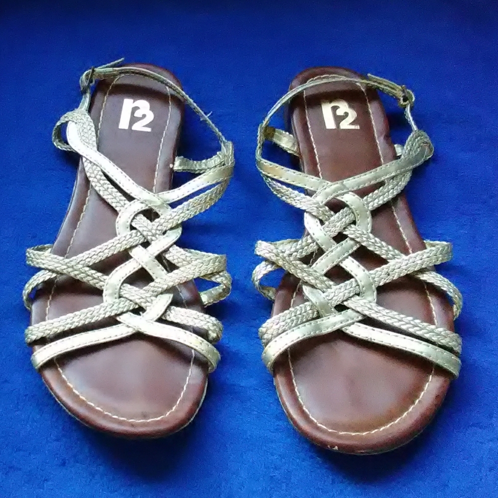 ⏳👟 🌞 R2 Sandals Size 9